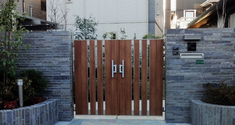 個人邸の門扉の写真